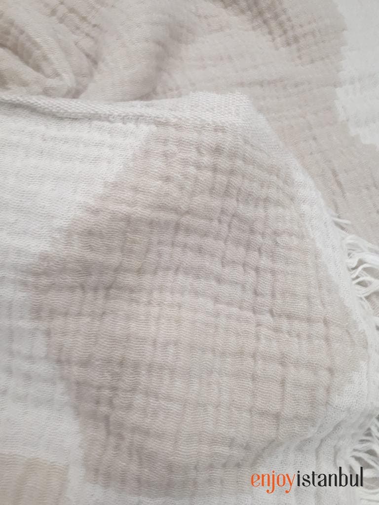 Geometric Design Beige and White Bath Towel: Modern Elegance