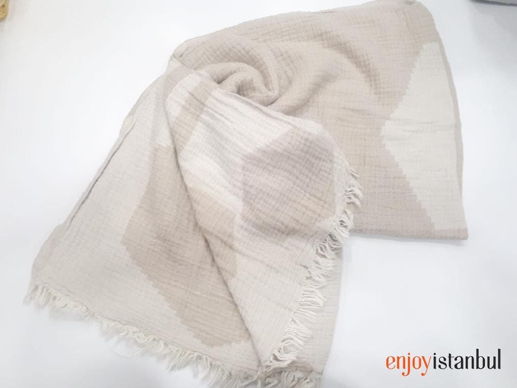 Geometric Design Beige and White Bath Towel: Modern Elegance