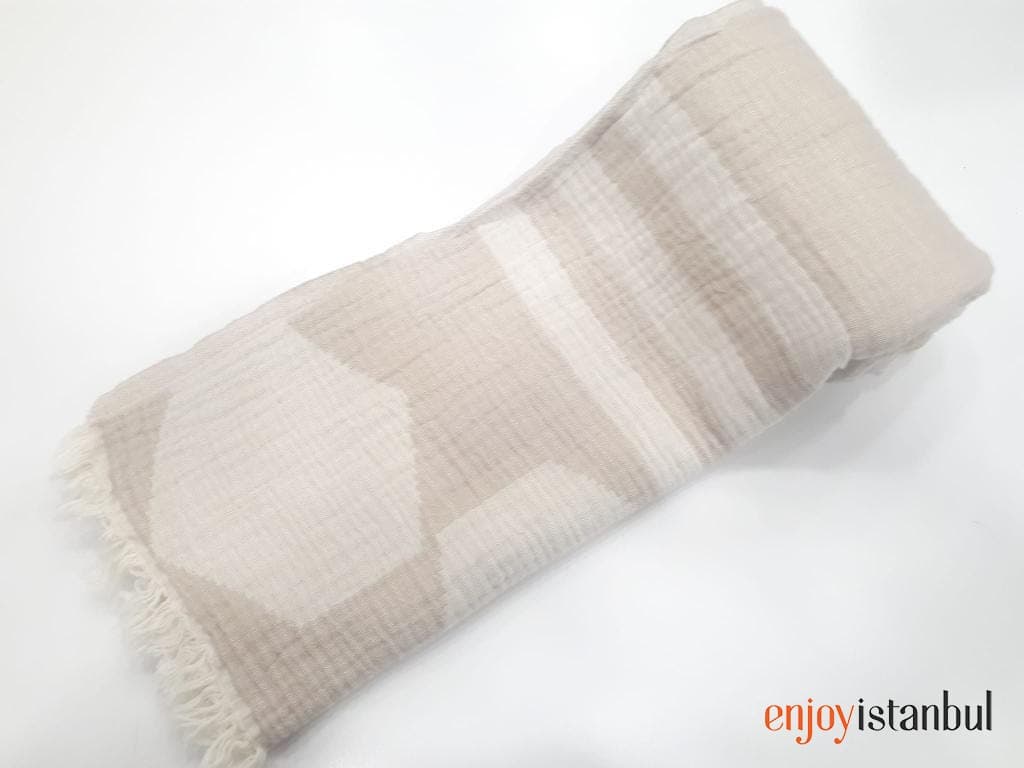 Geometric Design Beige and White Bath Towel: Modern Elegance