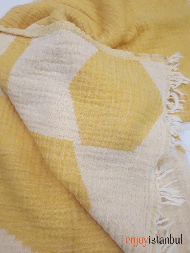 Geometric Design Yellow and White Bath Towel: Modern Elegance