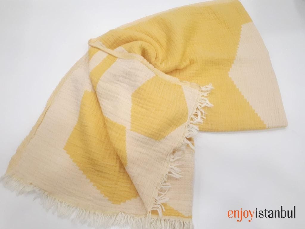 Geometric Design Yellow and White Bath Towel: Modern Elegance