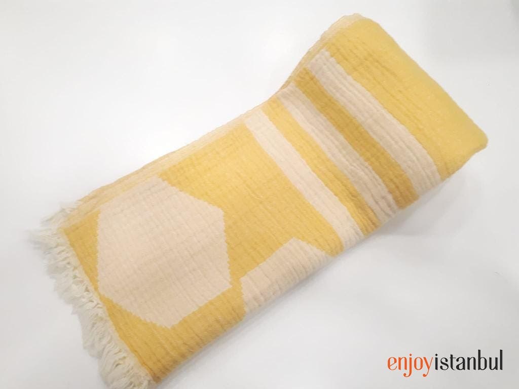 Geometric Design Yellow and White Bath Towel: Modern Elegance