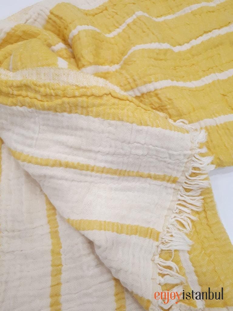Geometric Design Yellow and White Bath Towel: Modern Elegance