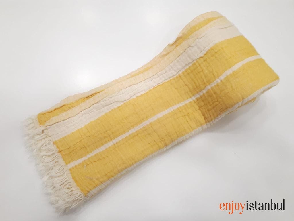 Geometric Design Yellow and White Bath Towel: Modern Elegance