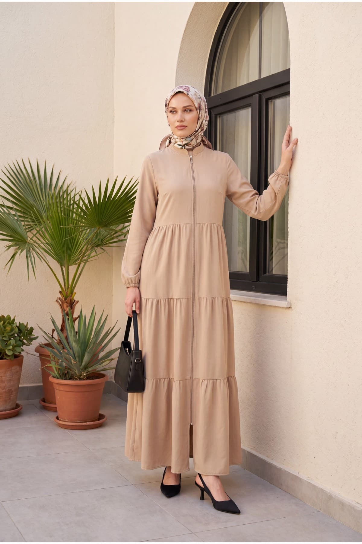 Ayrobin Abaya with Elasticated Sleeves and Zipper from the Neck