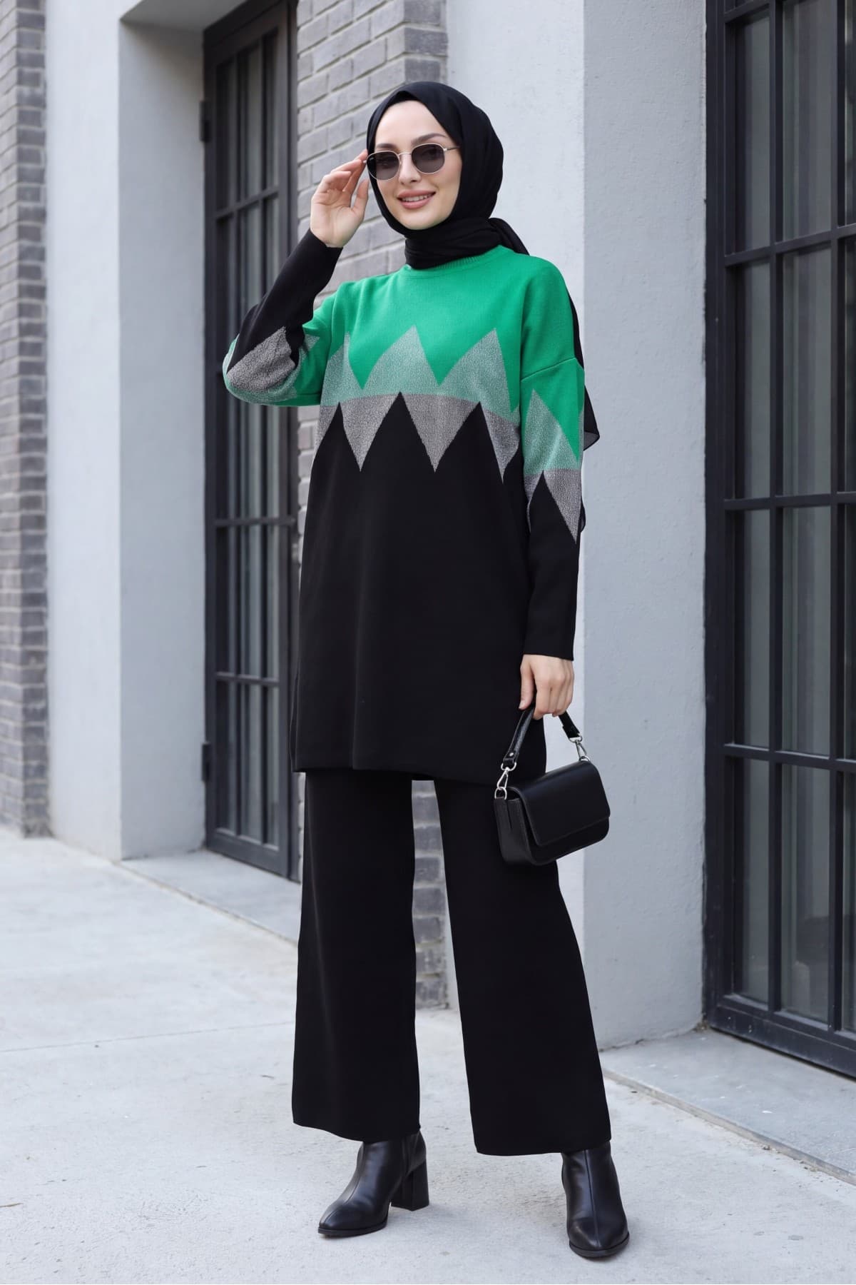 Zigzag-Patterned Glittery Knit Set with Slit Trousers
