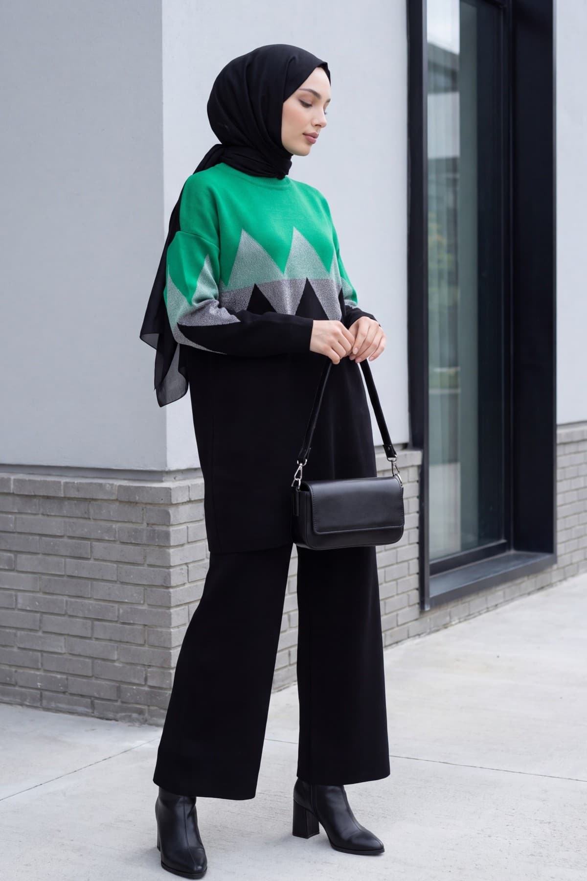 Zigzag-Patterned Glittery Knit Set with Slit Trousers