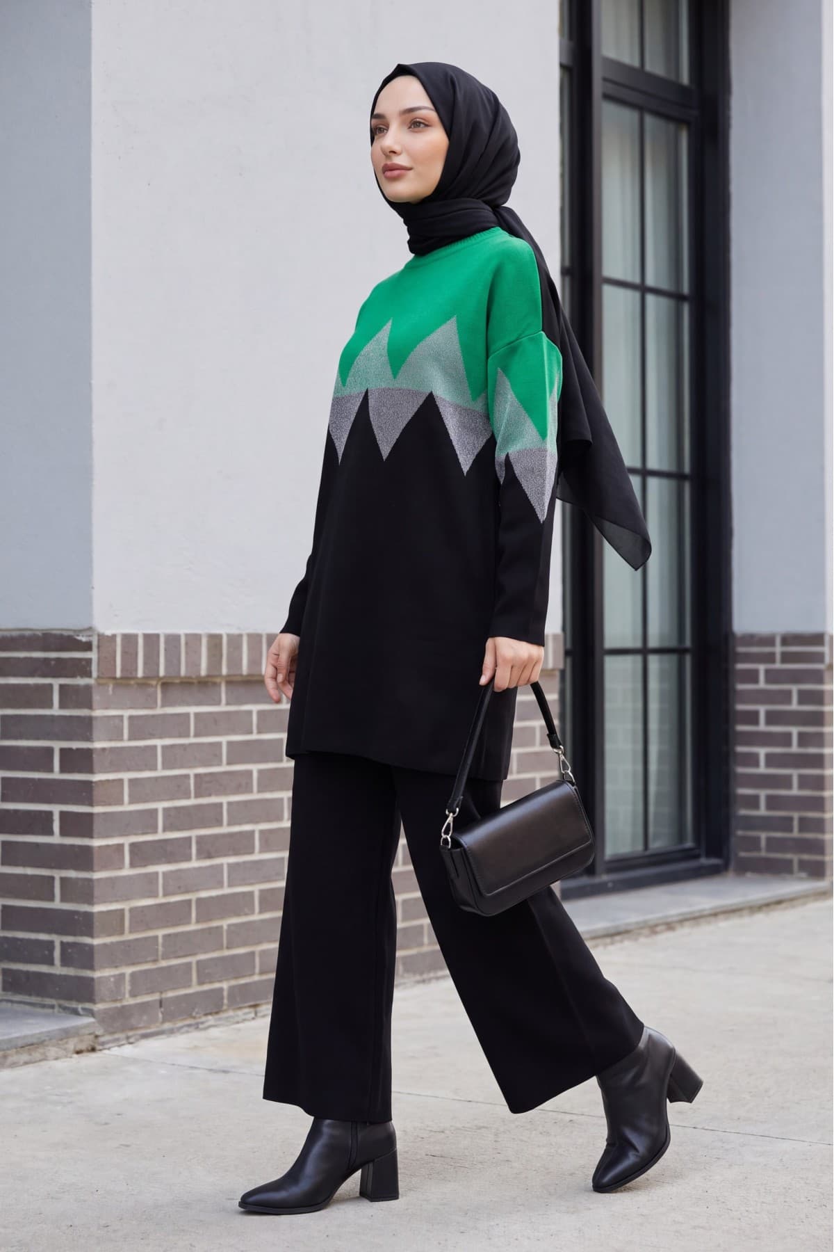 Zigzag-Patterned Glittery Knit Set with Slit Trousers