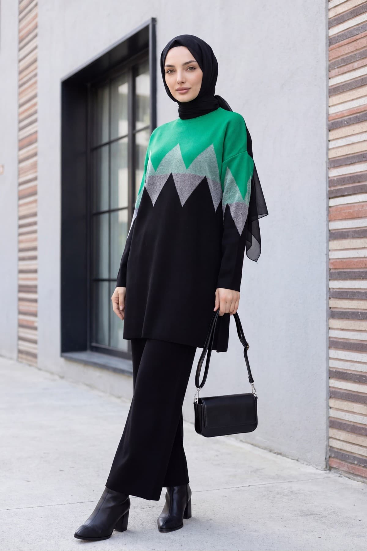 Zigzag-Patterned Glittery Knit Set with Slit Trousers
