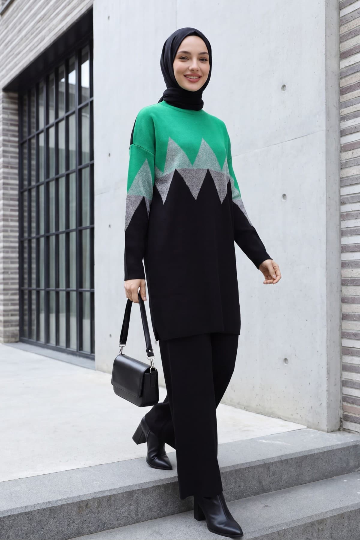 Zigzag-Patterned Glittery Knit Set with Slit Trousers