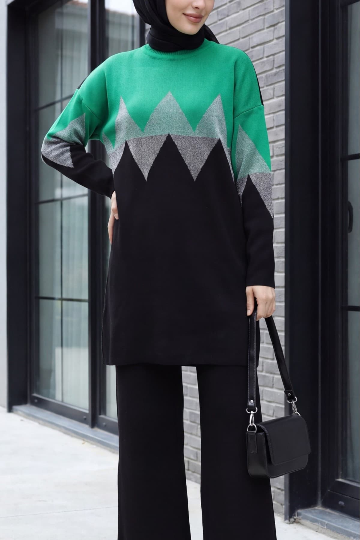 Zigzag-Patterned Glittery Knit Set with Slit Trousers
