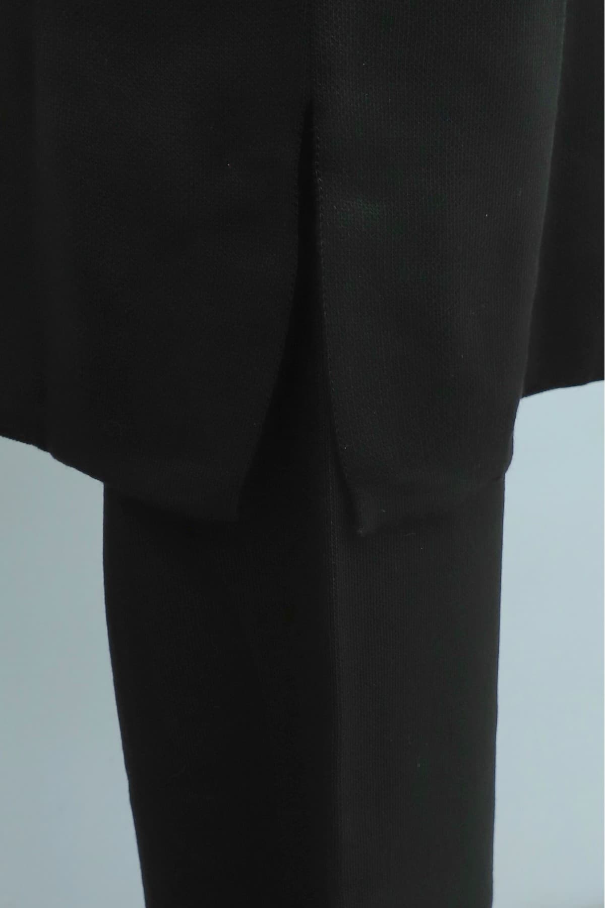 Zigzag-Patterned Glittery Knit Set with Slit Trousers